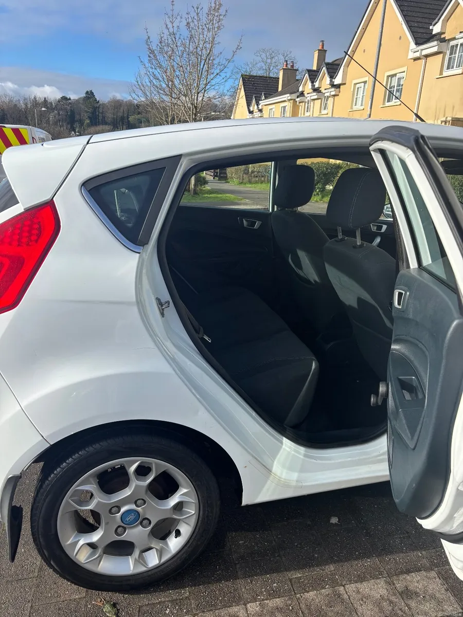 Ford Fiesta 2011 - Image 2