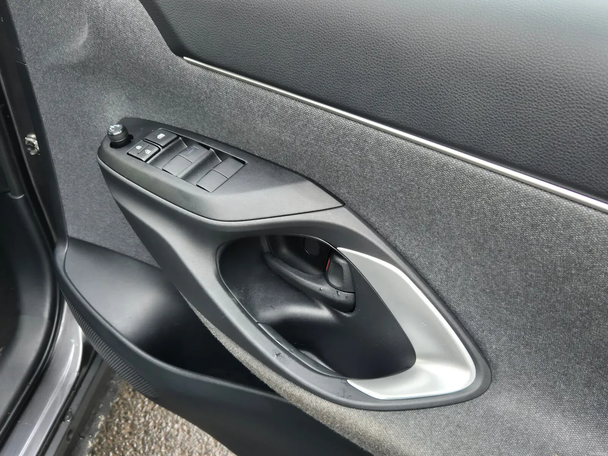 Toyota Yaris Cross  ICON HEV AUTO - Image 4