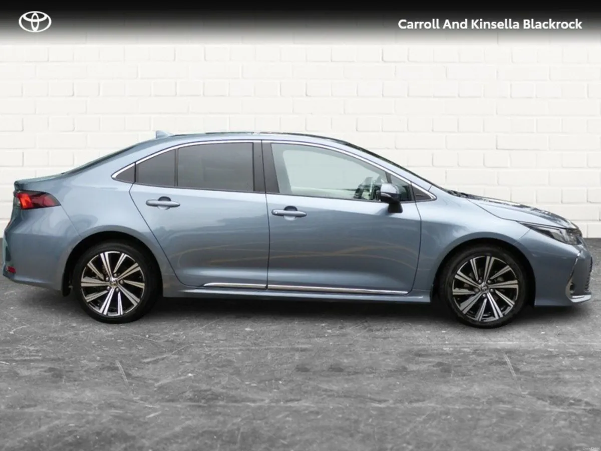 Toyota Corolla Hybrid Luna Sport Saloon - Image 3