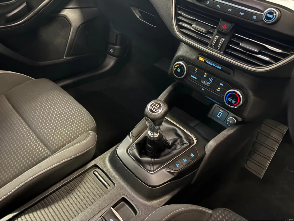 Ford Focus 1.0T ZETEC 5DR T ECOBOOST 100PS 1.0 - Image 4