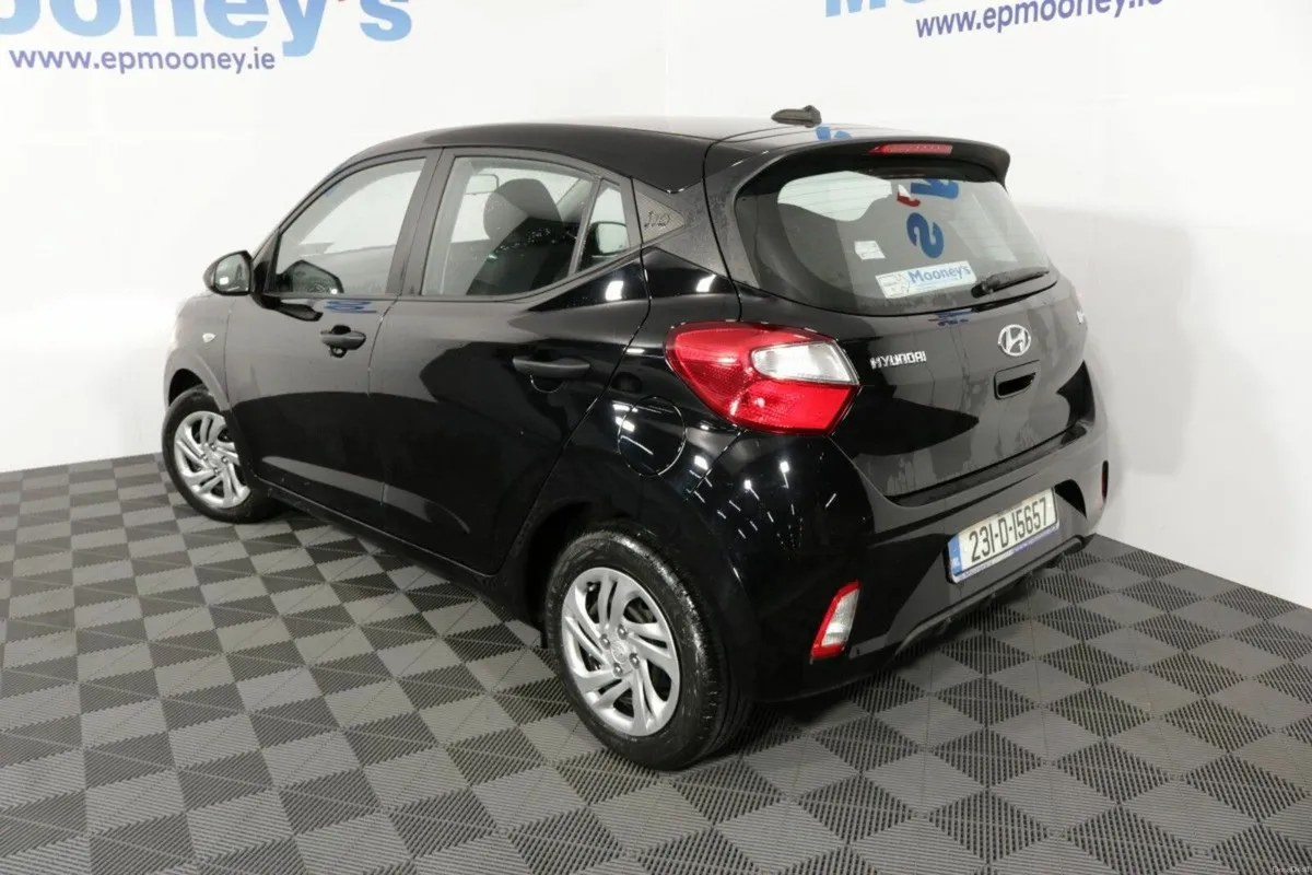 Hyundai i10 CLASSIC 1.0L PETROL HATCHBACK HERE AT - Image 4