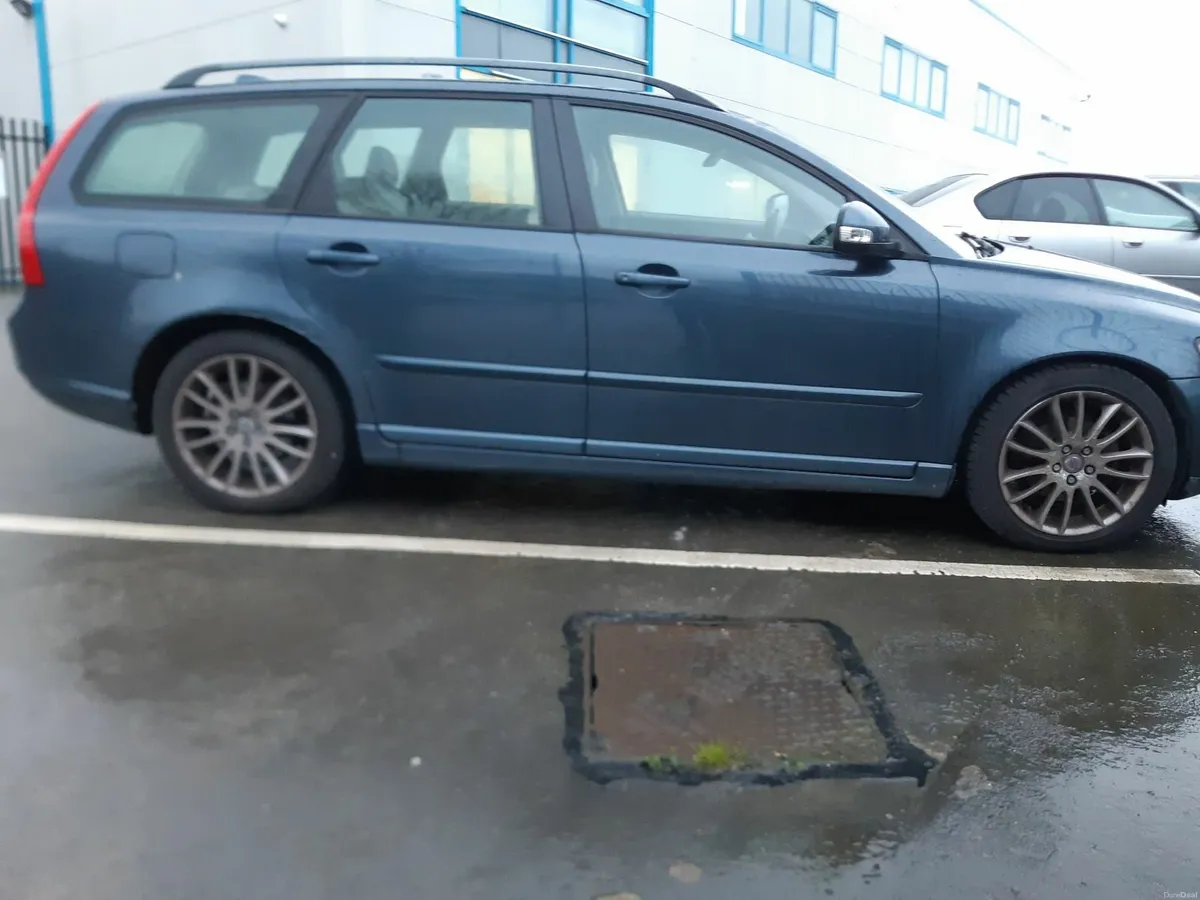 Volvo V50 2010 - Image 2