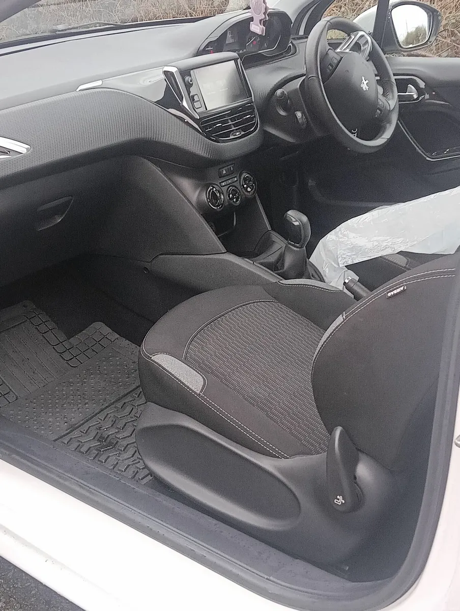 Peugeot 208 2015 - Image 4