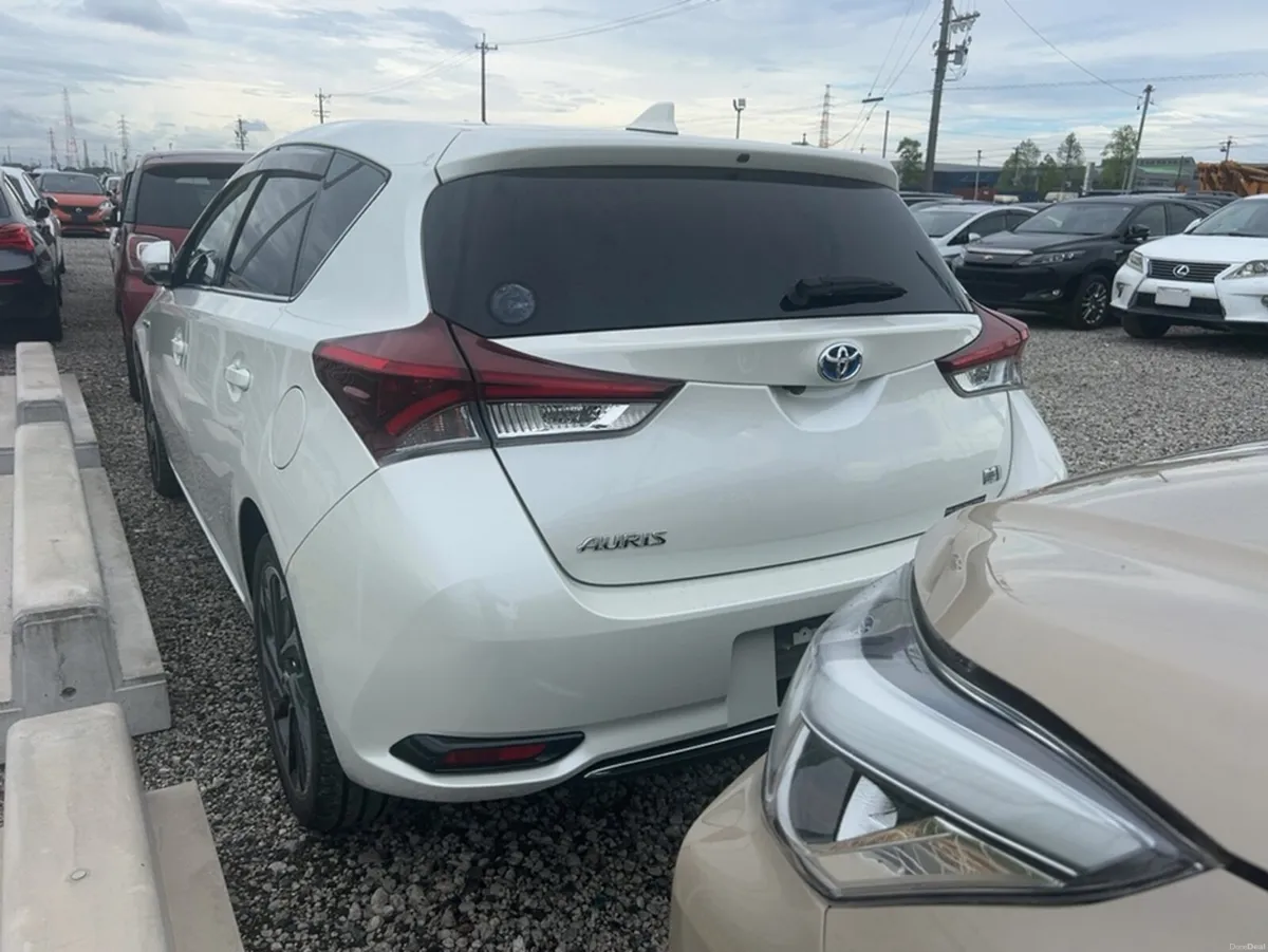 Toyota Auris G-PACK 1.8 HYBRID 5DR  AUTOMATIC - Image 3