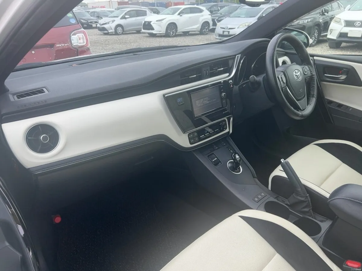 Toyota Auris G-PACK 1.8 HYBRID 5DR  AUTOMATIC - Image 4