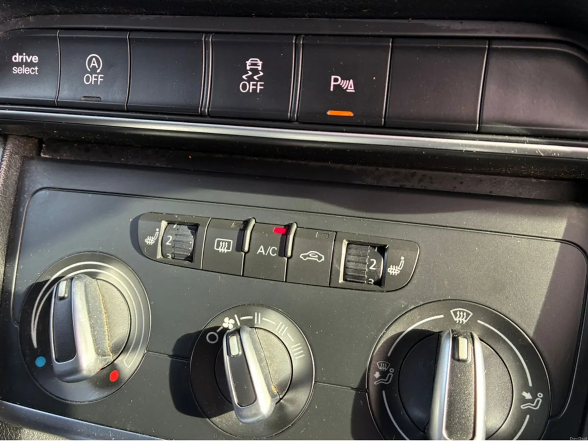 Audi Q3 2.0 TDI 120 SE (BLACK LEATHER) - Image 3