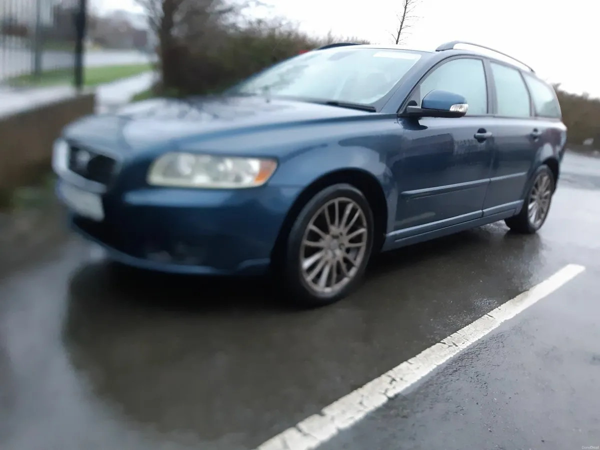 Volvo V50 2010 - Image 1