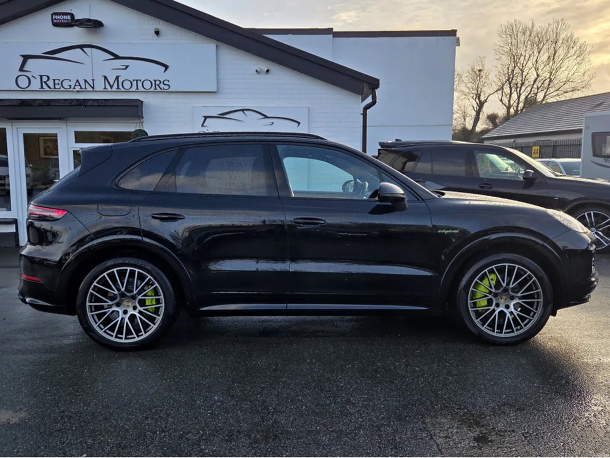 Porsche Cayenne **MASSIVE SPEC** PLATNIUM EDITION - Image 2