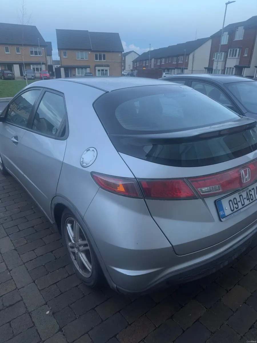 Honda Civic 2009 - Image 2