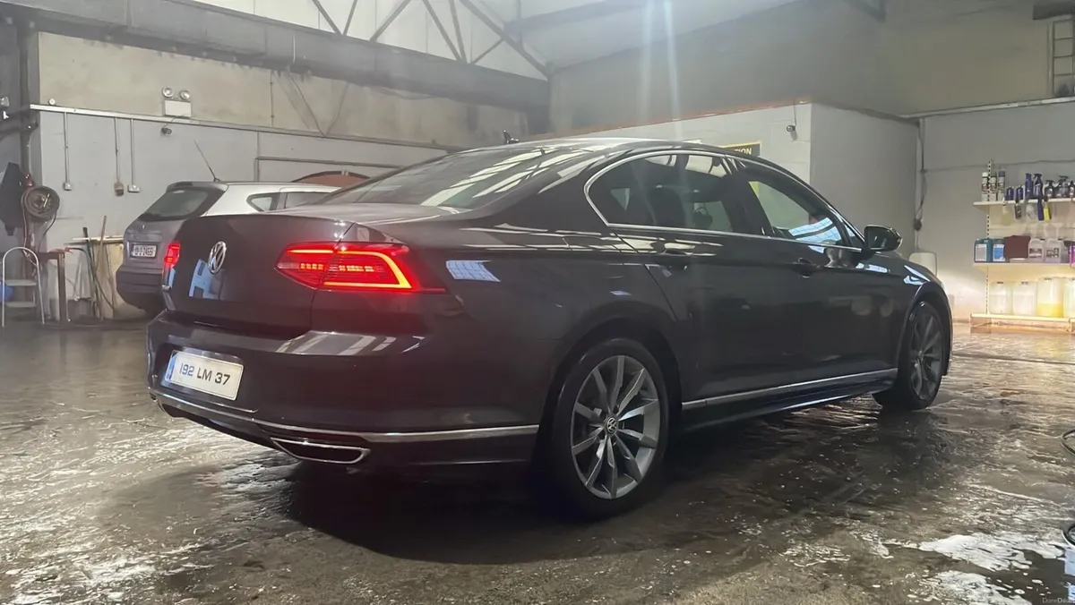 Volkswagen Passat R-LINE - 2.0L Manual - Image 2