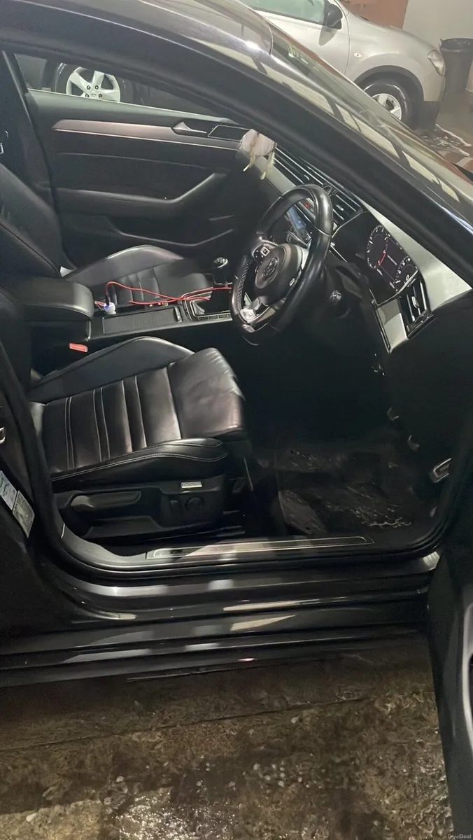 Volkswagen Passat R-LINE - 2.0L Manual - Image 4