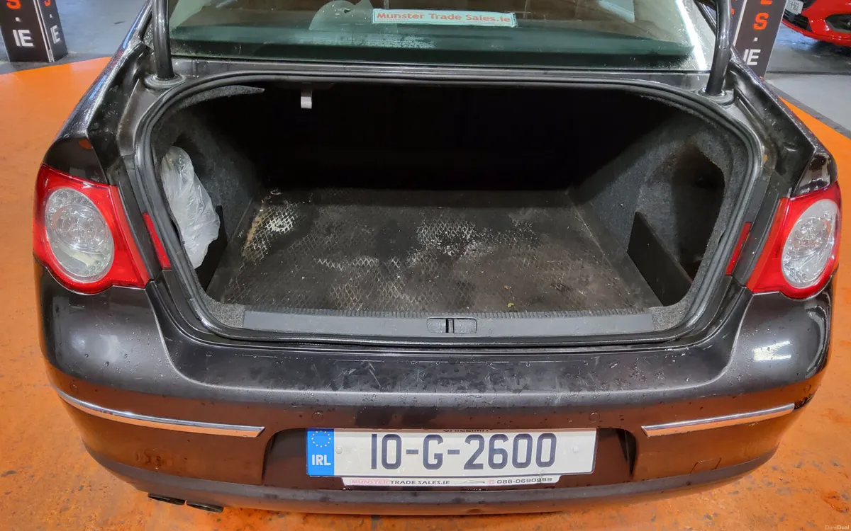 Volkswagen Passat 2010 - Image 4