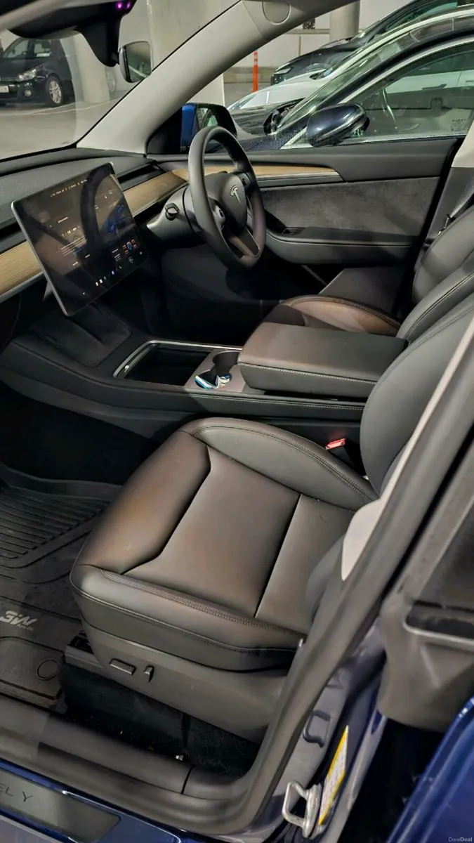 Tesla model Y long range 242D - Image 4