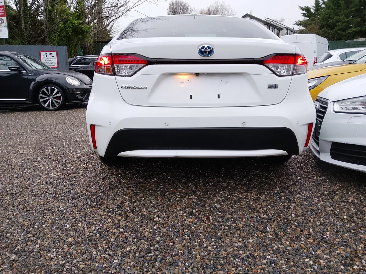 Toyota Corolla Hybrid Saloon - Image 4
