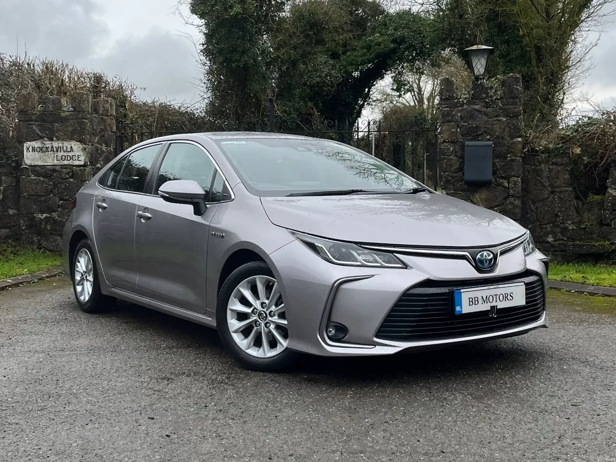 Toyota Corolla 1.8 Hybrid Luna Saloon - Image 2