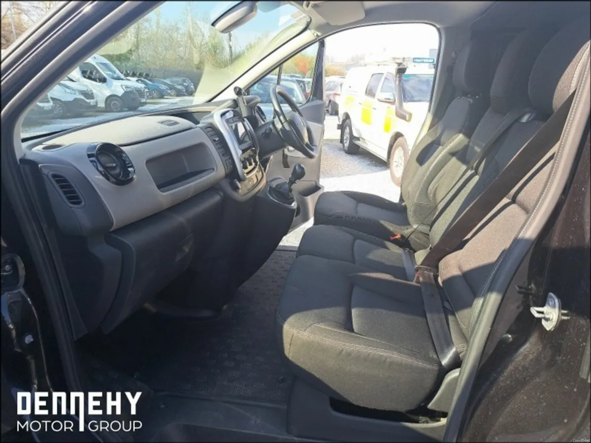 Renault Trafic Campervan - Image 5