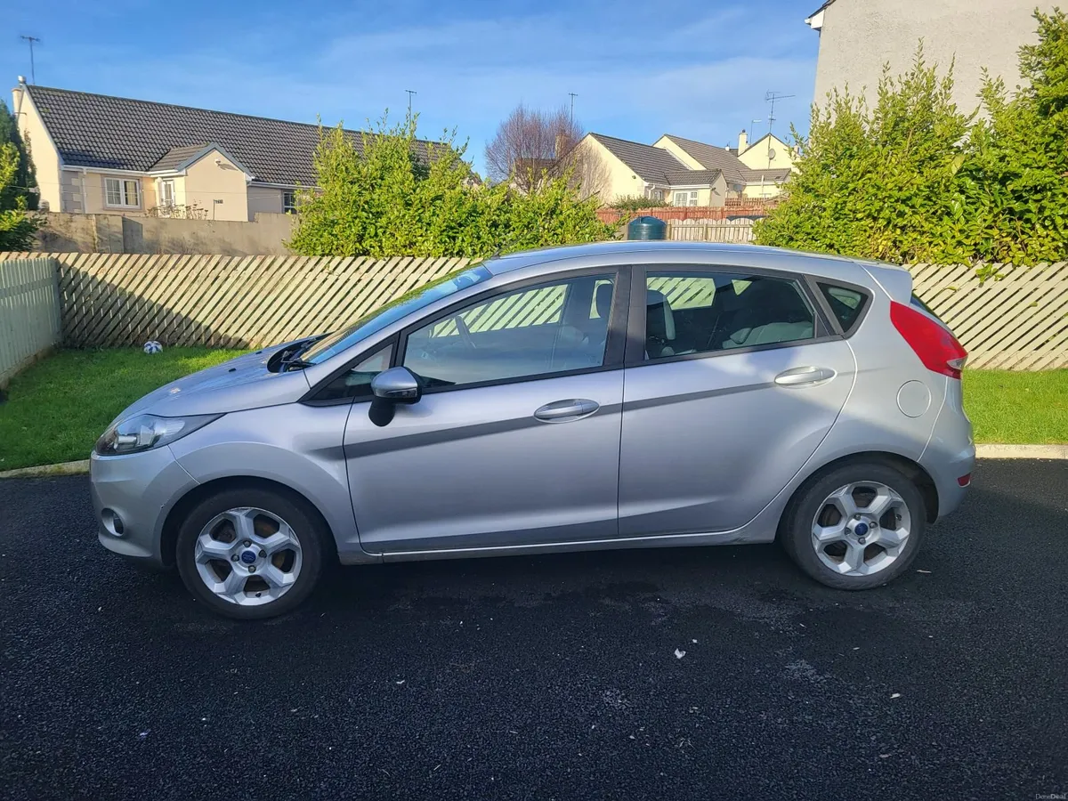Ford Fiesta 2011 - Image 2