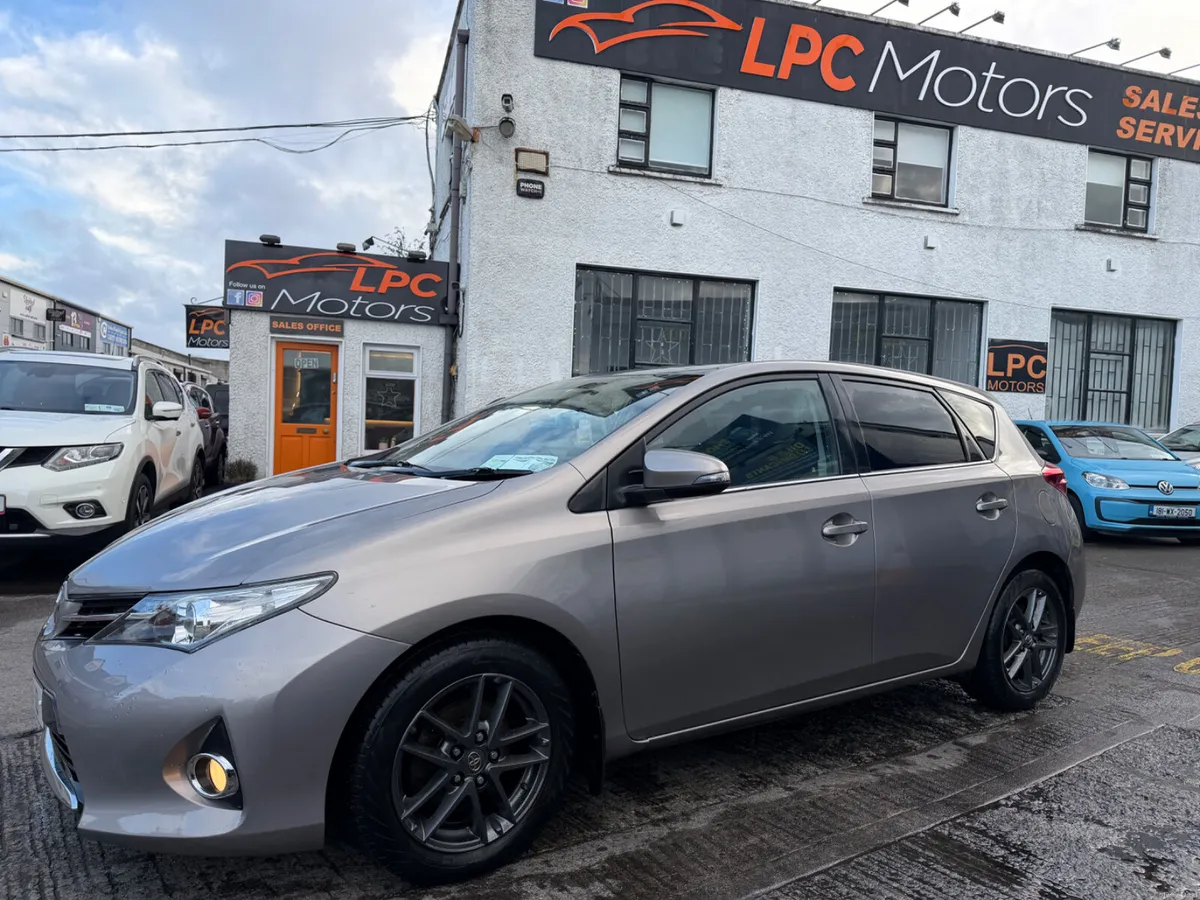 Toyota Auris 2015 - Image 2
