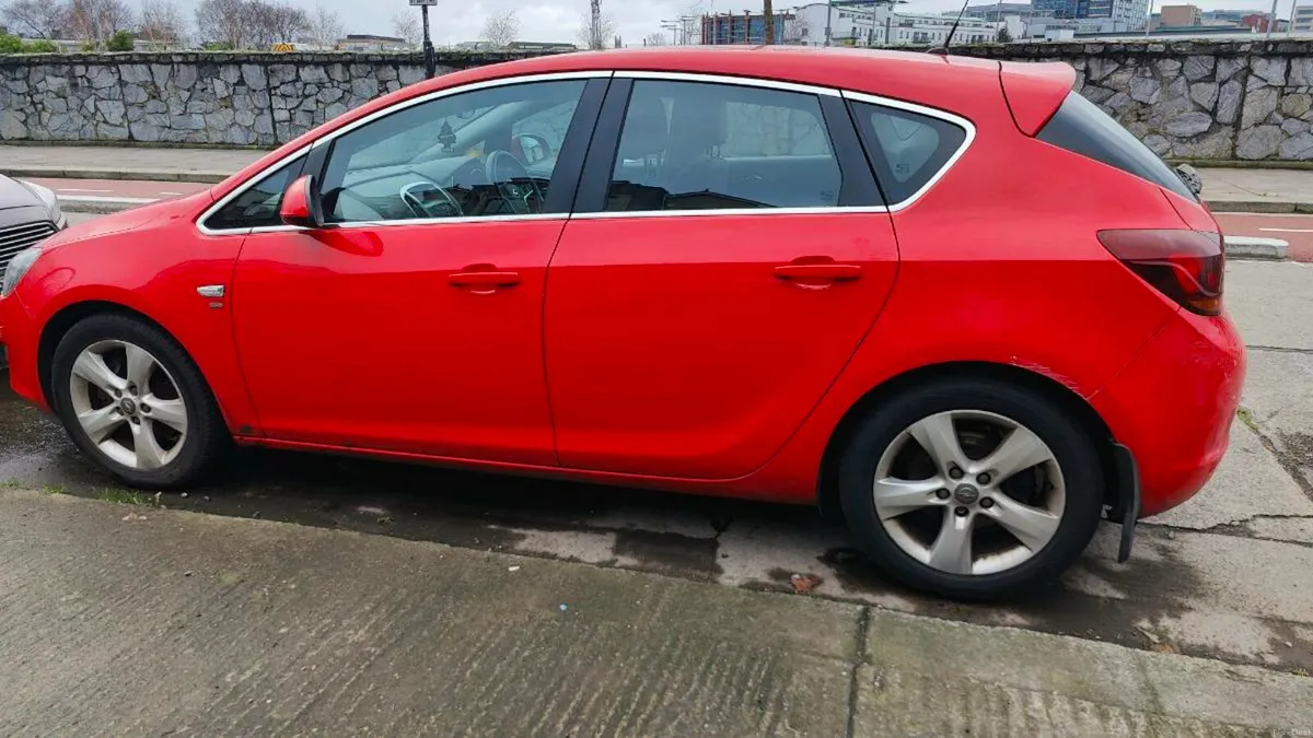Opel Astra 2011 SRi 1.7 Diesel red hatchback - Image 2