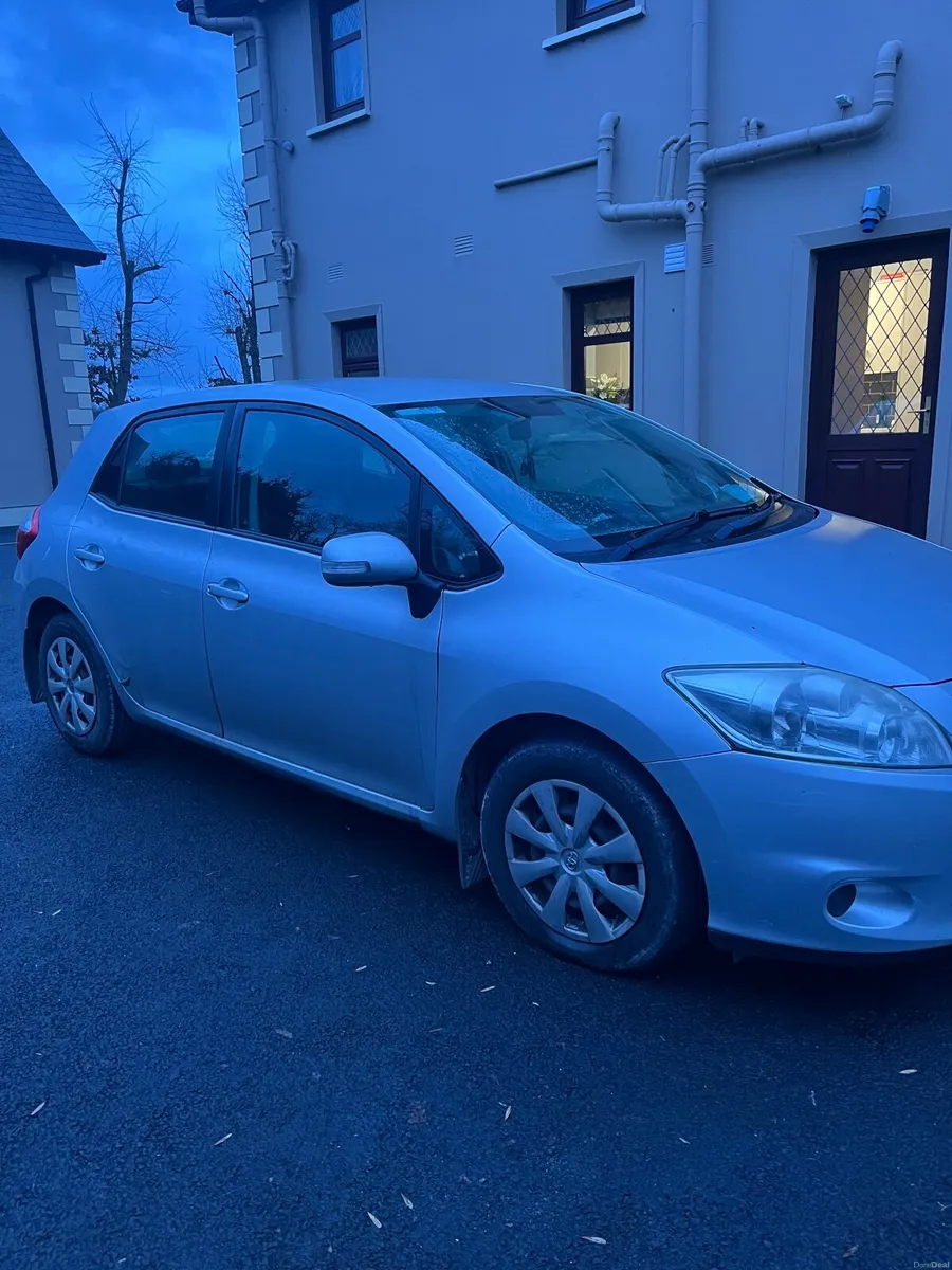 Toyota Auris 2011 - Image 2