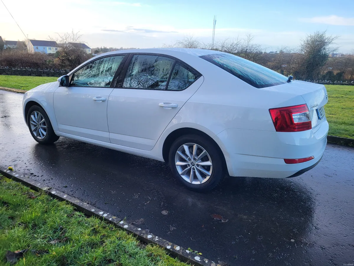 Skoda Octavia low kms  mint condition - Image 4