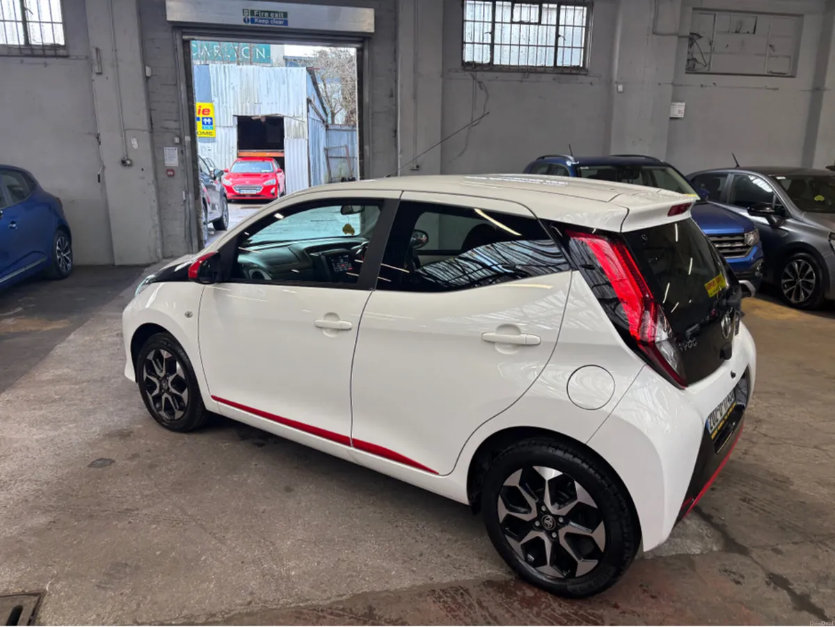 Toyota Aygo 1.0 XPLAY SPHONE 4DR - Image 2
