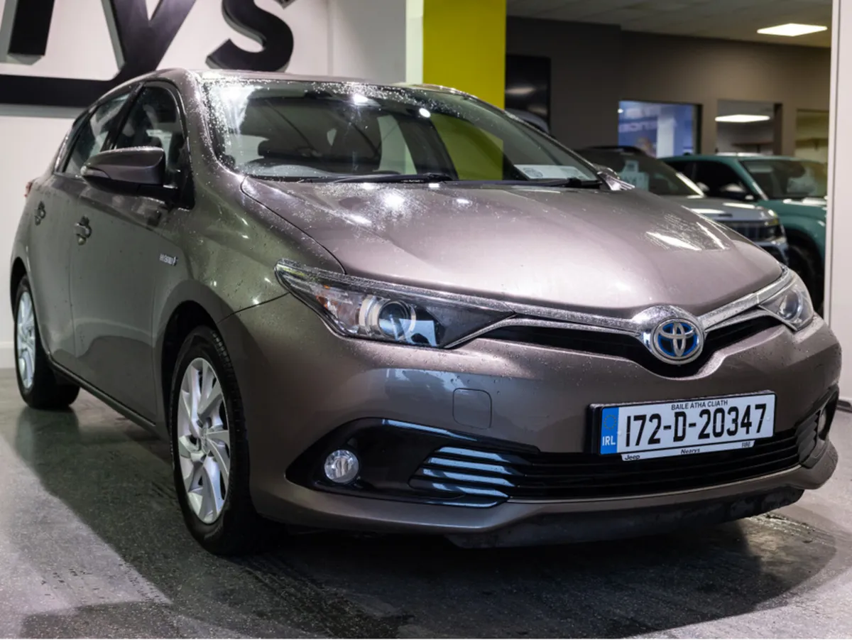 Toyota Auris HYBRID LUNA 4DR AUTO - Image 1