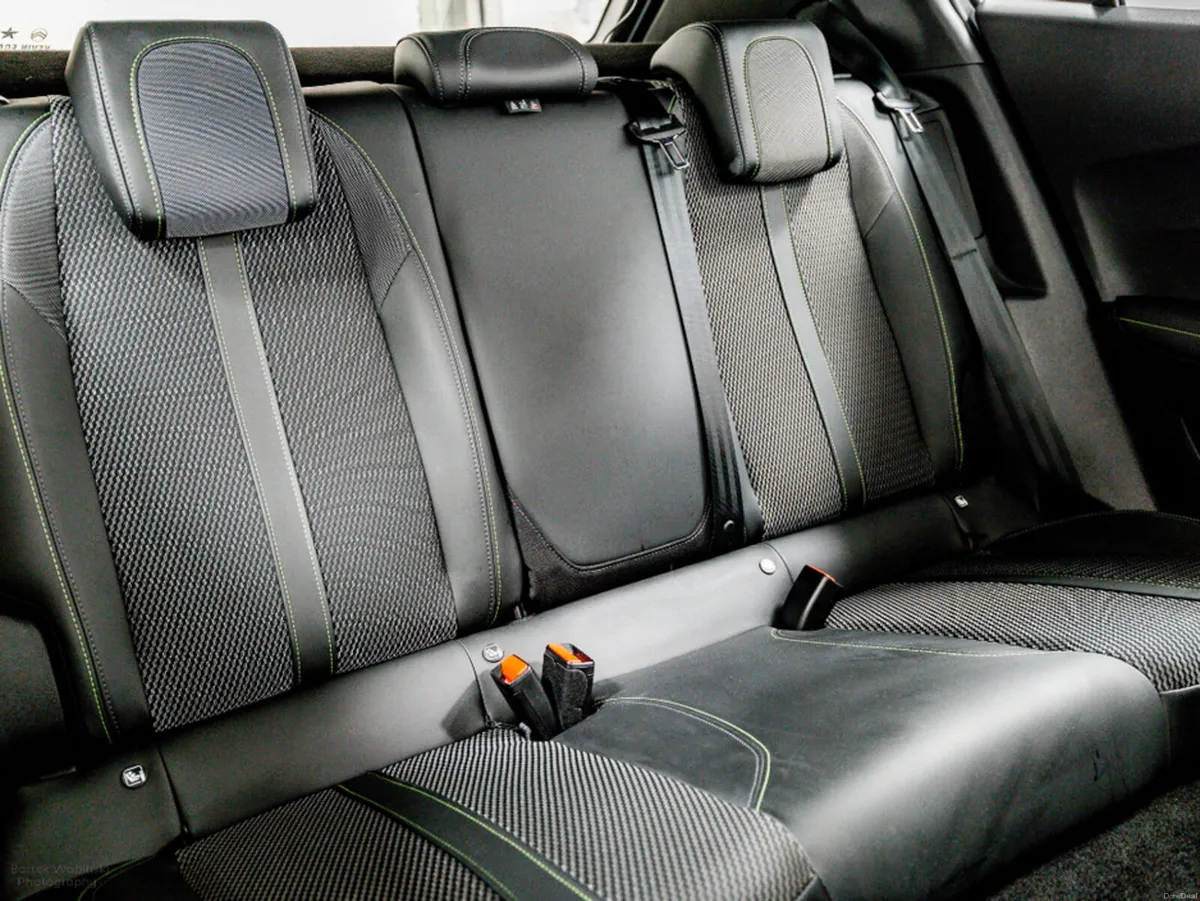 Peugeot 2008 E-GT 54kWh Auto 156HP - Image 4