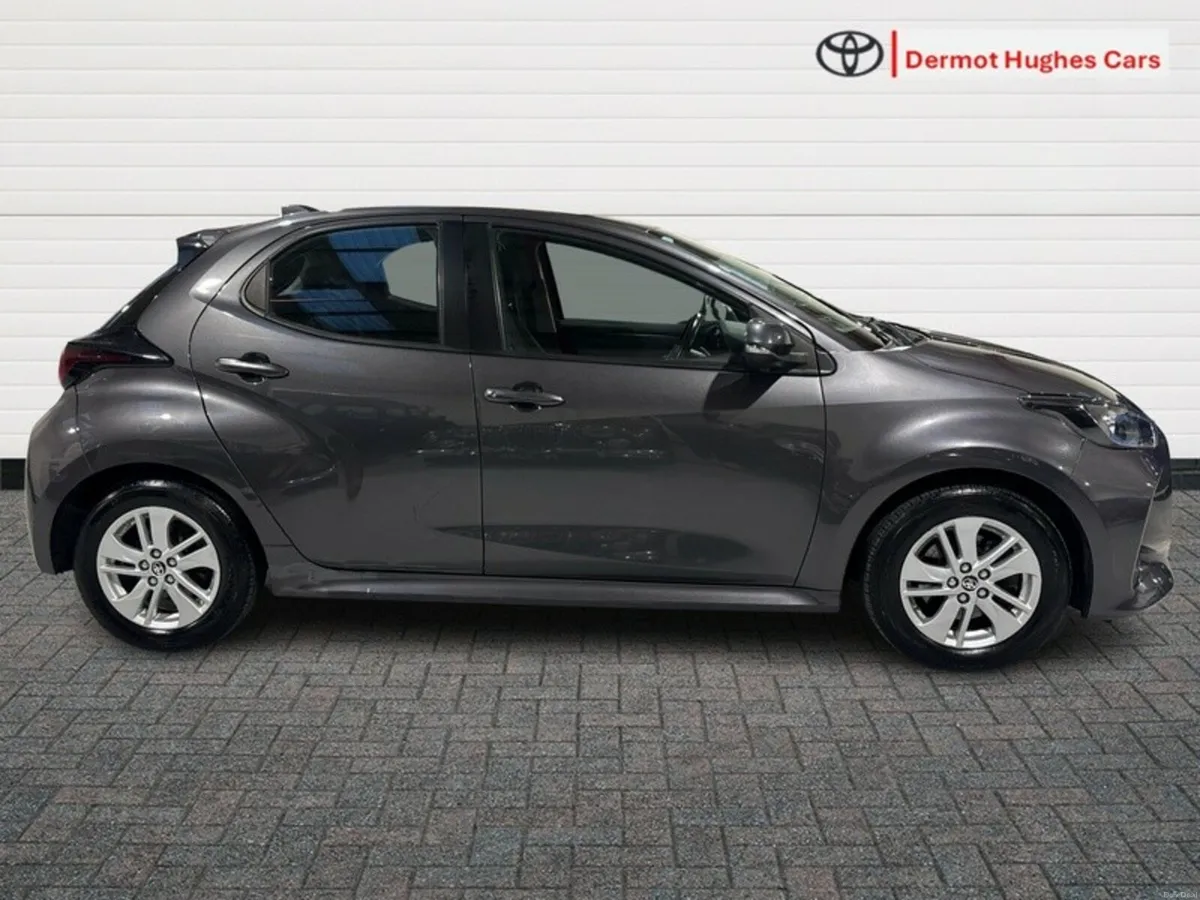 Toyota Yaris HYBRID LUNA AUTO - Image 3