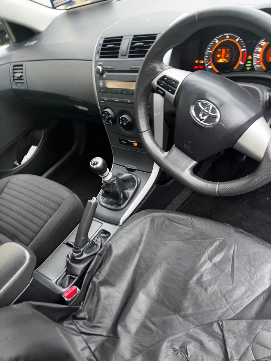 Toyota Corolla 2010 - Image 2