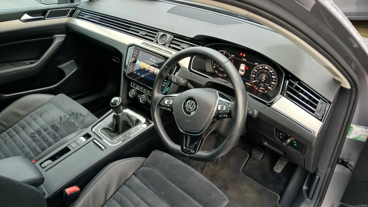 Volkswagen Passat Highline 2.0 TDI 150HP **REAR VI - Image 4
