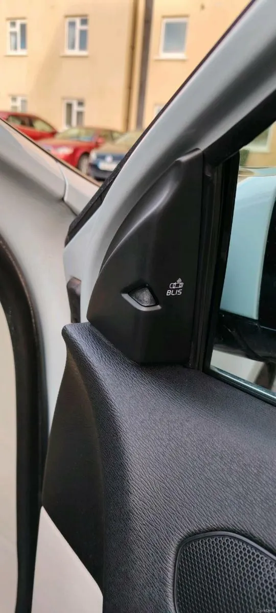 Volvo V40 T4 1.6 petrol - Image 3