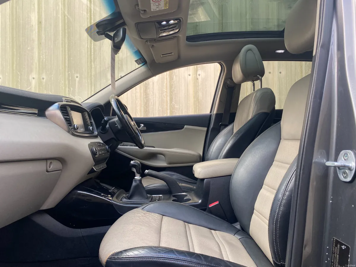 Kia Sorento 2015//PLATINUM//PAN ROOF//NAV//CAMERA - Image 4