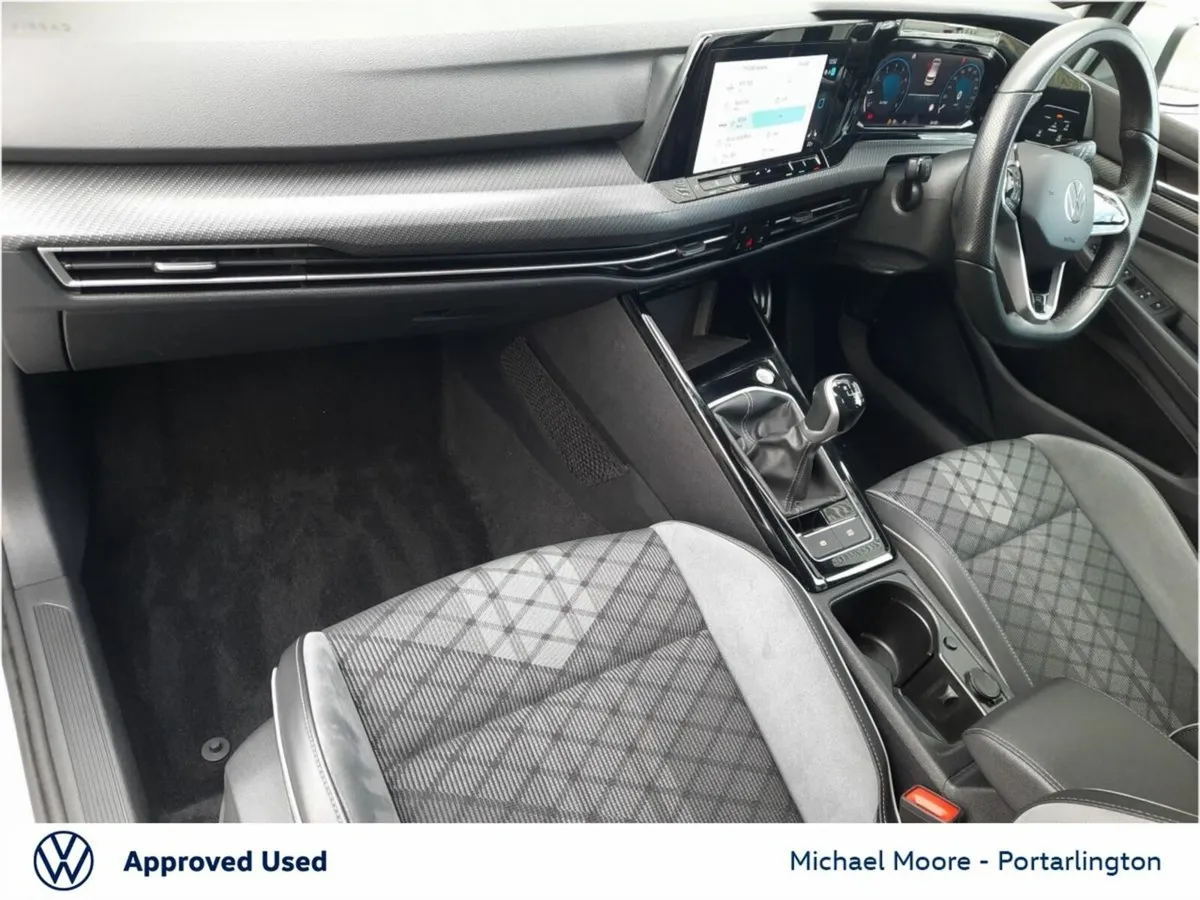 Volkswagen Golf 1.5 TSI 130HP R-Line - Image 4