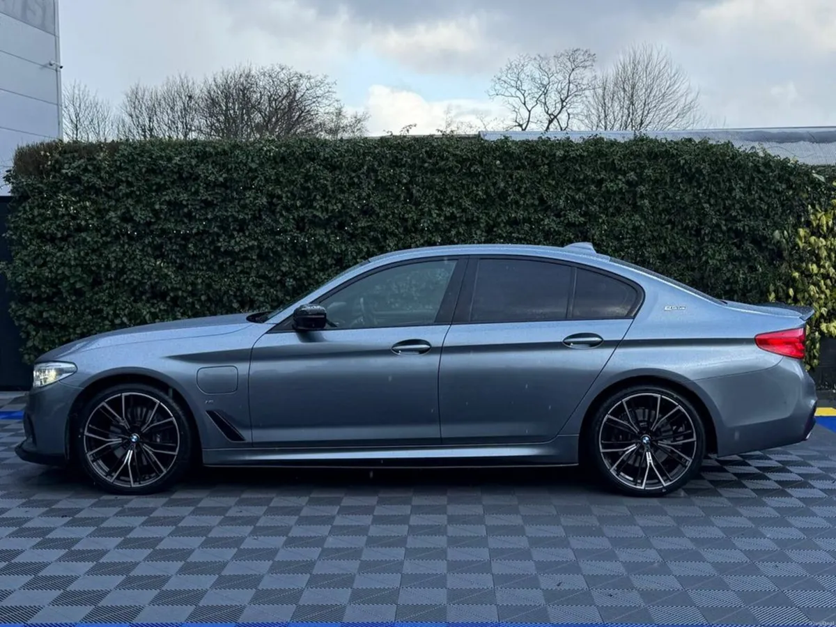 BMW 5-Series 530e M-SPORT COMPETITION 2.0 HYBRID / - Image 3