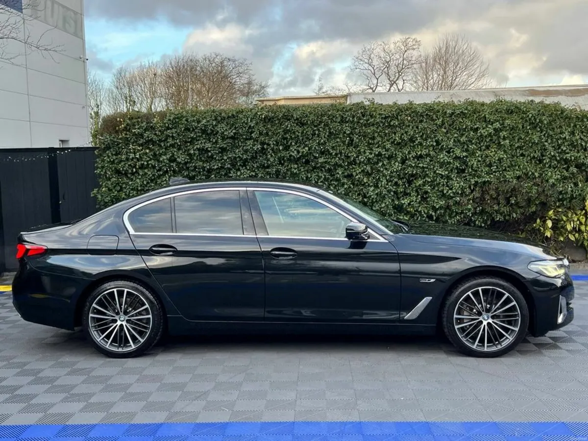BMW 5-Series 530e LUXURY LINE 2.0 HYBRID // HARMAN - Image 2