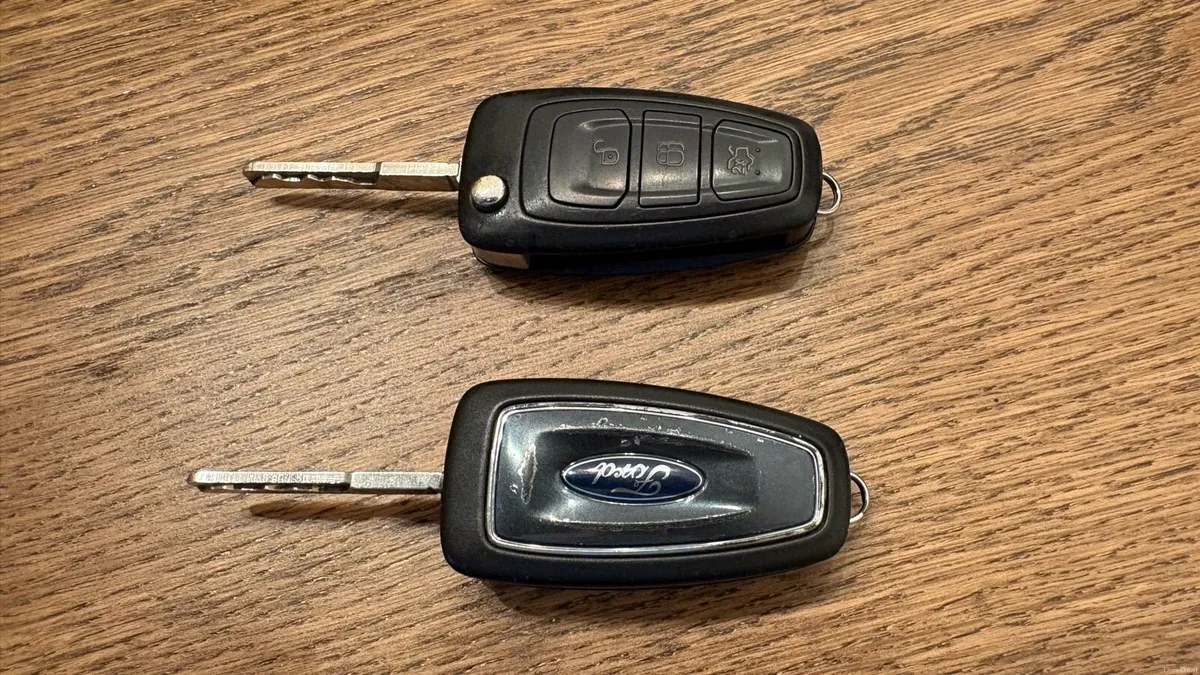 Ford Focus Zetec 1.6 low mileage - Image 2