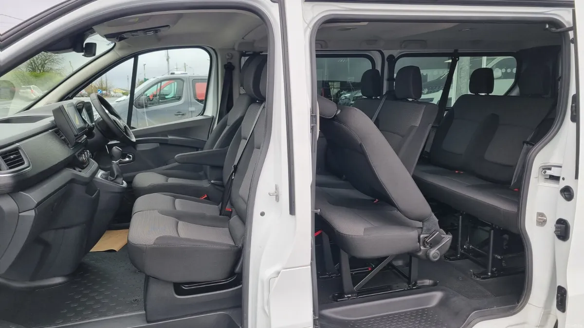 251 RENAULT TRAFIC LWB 9 SEATER 33K MILE AUTOMATIC - Image 4