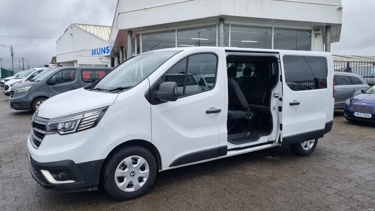 251 RENAULT TRAFIC LWB 9 SEATER 33K MILE AUTOMATIC - Image 3
