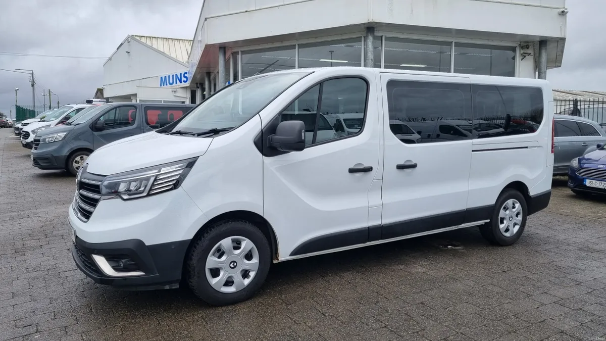 251 RENAULT TRAFIC LWB 9 SEATER 33K MILE AUTOMATIC - Image 1