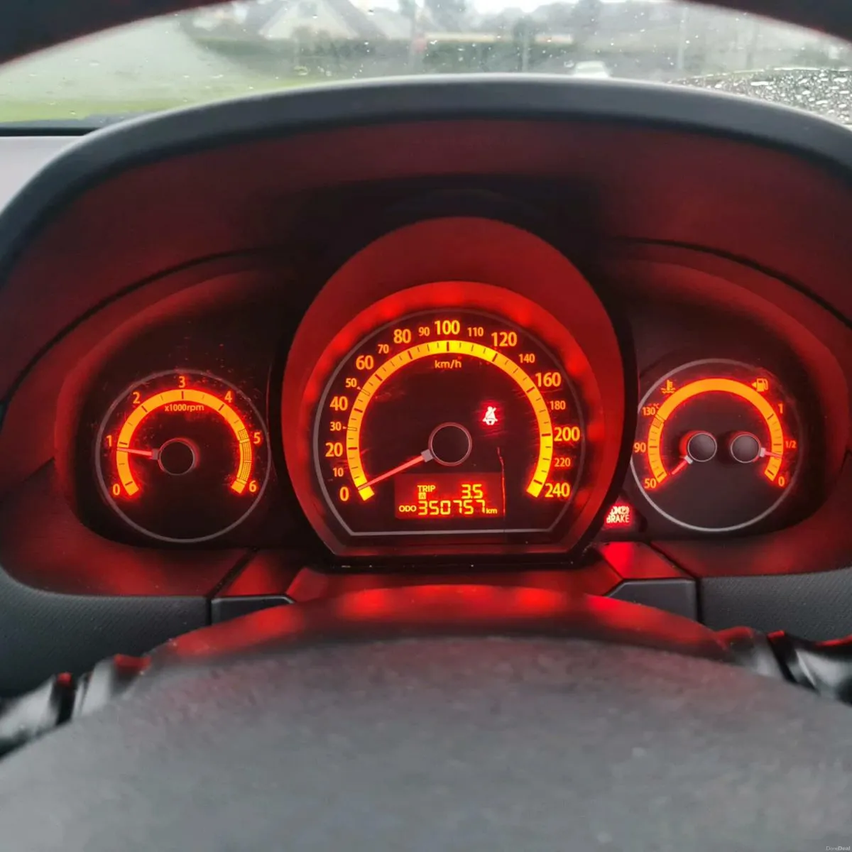 2011 Kia ceed nct till 10/26 and taxed - Image 2