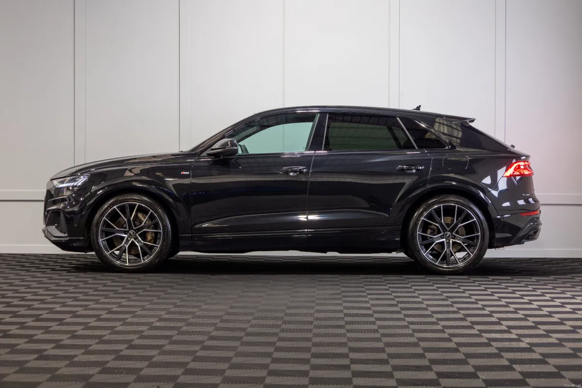 232 Audi Q8 55 TFSIe S-Line Black Edition - Image 3