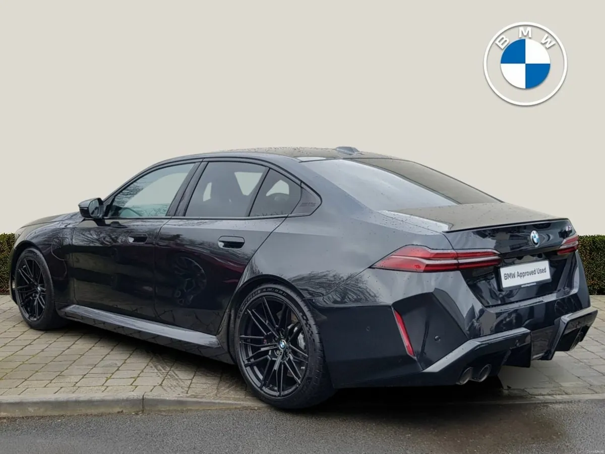 BMW M5 Saloon - Image 2