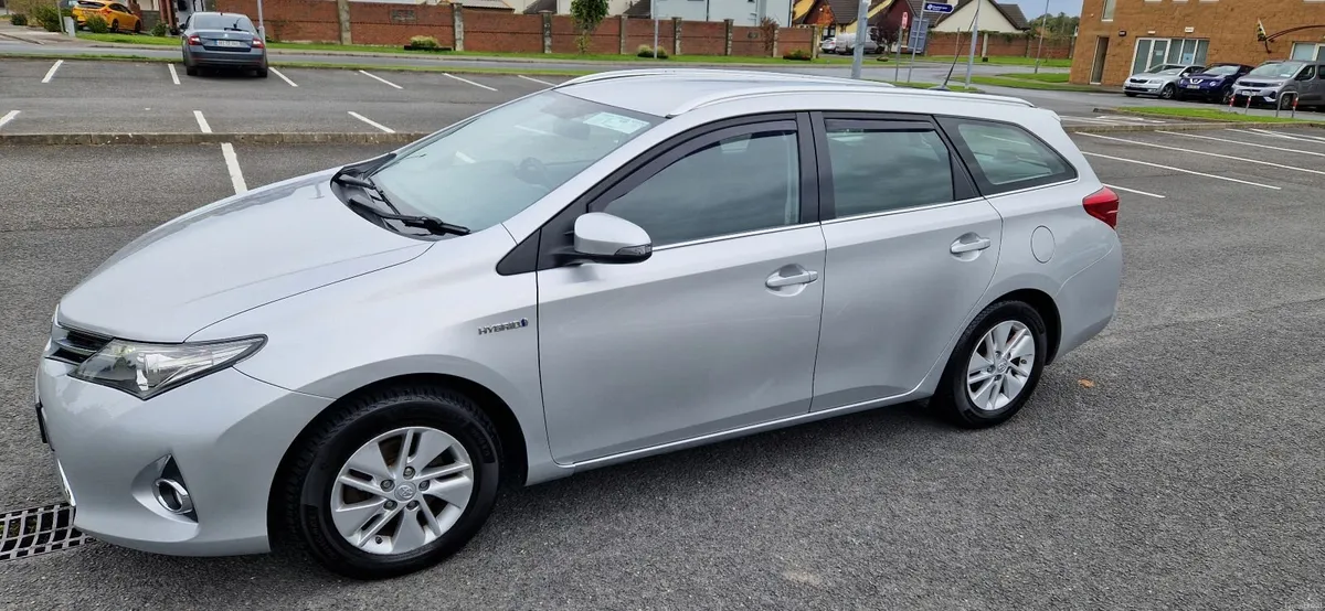 Toyota Auris 2014 1.8 Hybrid Estate - Image 1