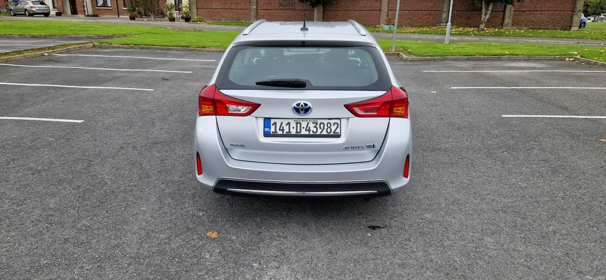 Toyota Auris 2014 1.8 Hybrid Estate - Image 4