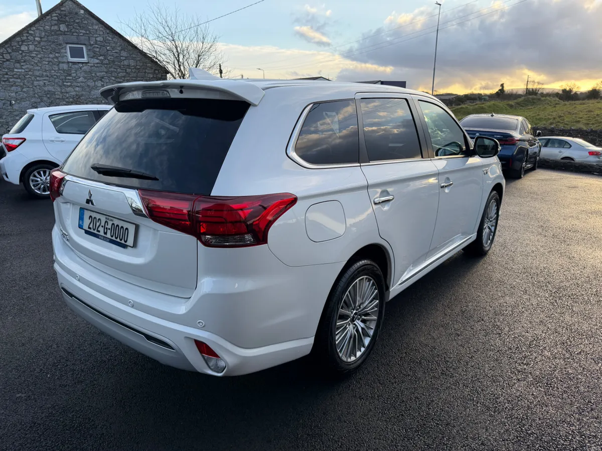 4X4 Plug-in Hybrid - High Spec - Like New - Image 3