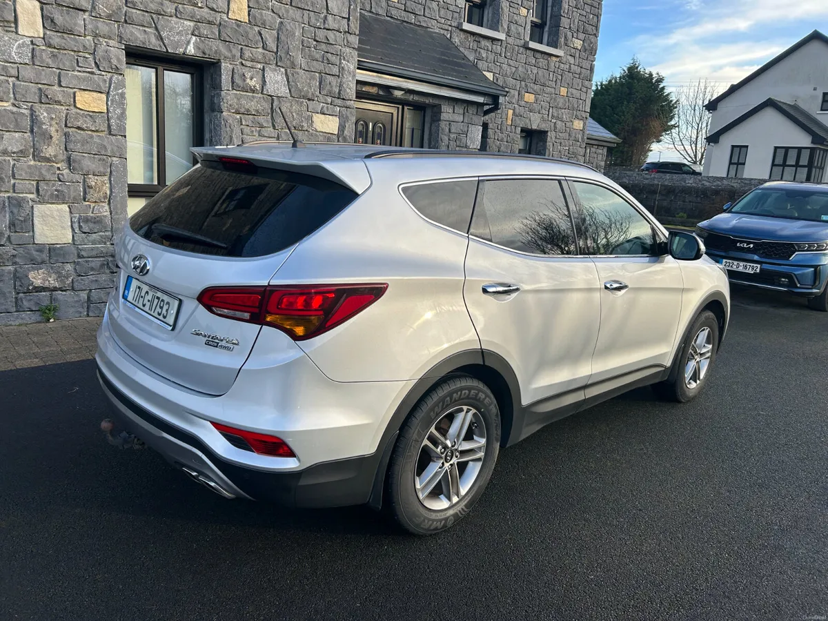 Hyundai Santa Fe 4X4 7 Seater 2017 - Image 4