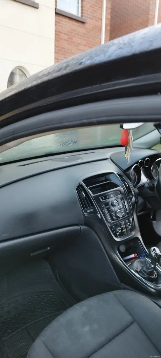 Opel Astra 2012 - Image 2