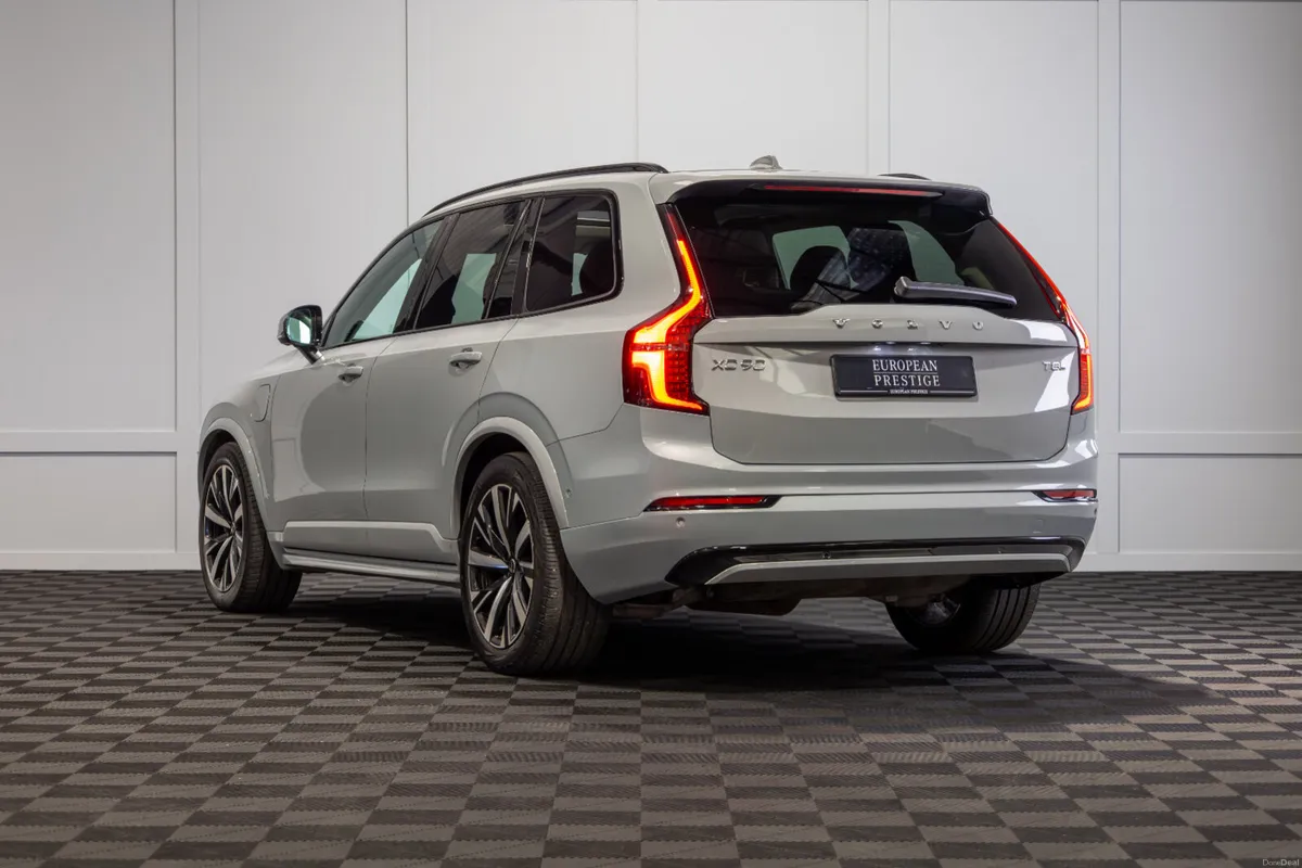 2025 Volvo XC90 Plus T8 Dark Theme 7 Seater - Image 4