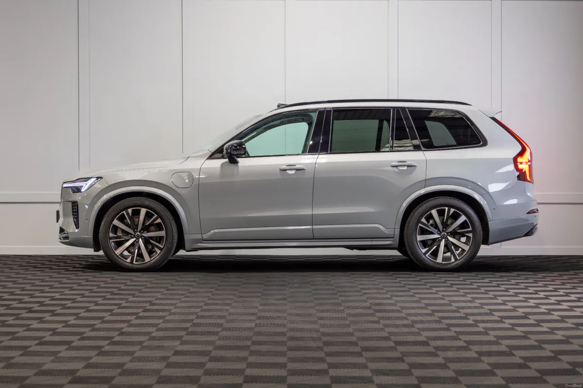 2025 Volvo XC90 Plus T8 Dark Theme 7 Seater - Image 3